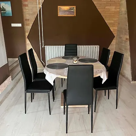 Kapitany Vendeg & Party Haz Apartmán
